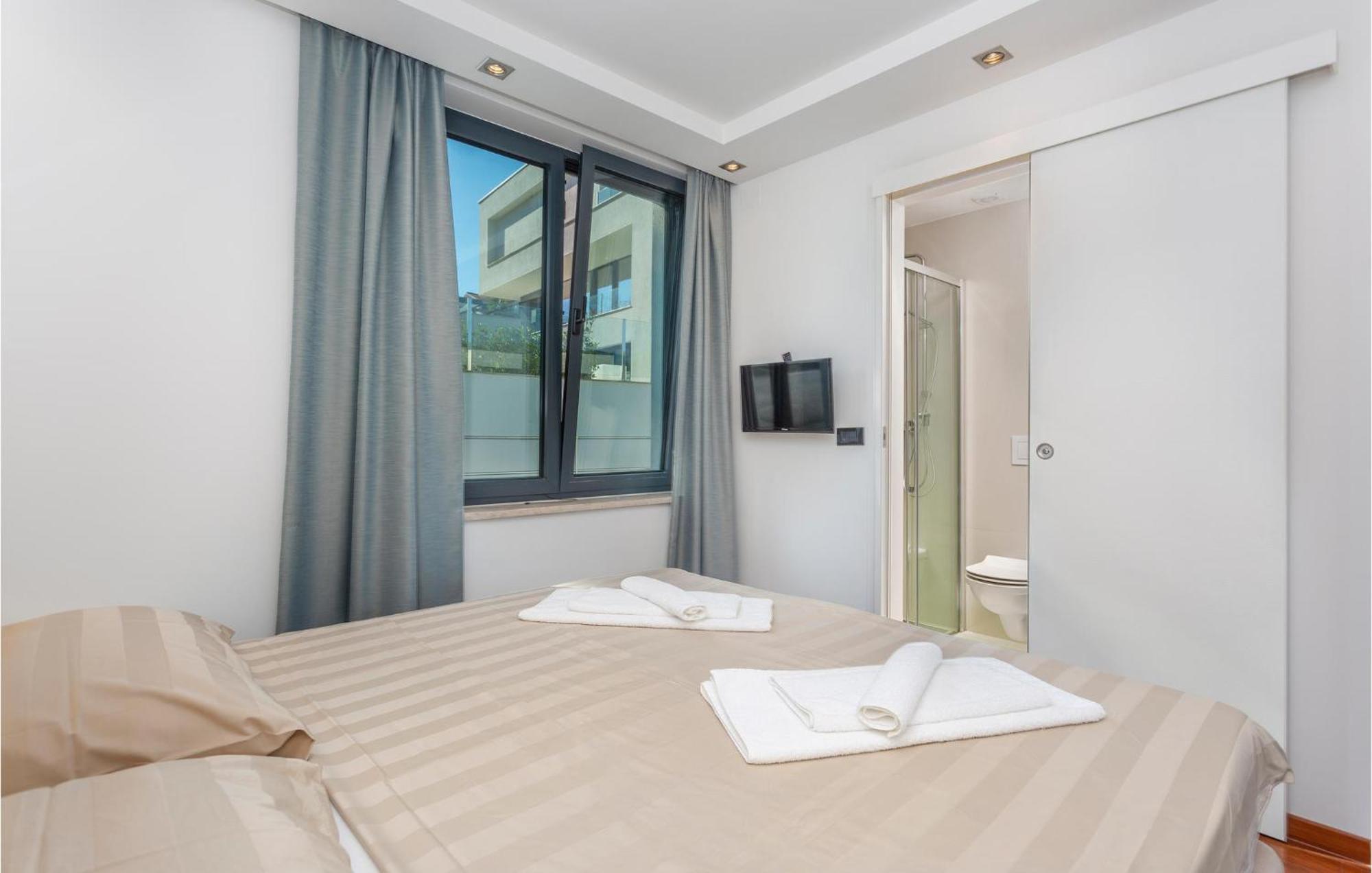 Stunning Apartment In Malinska With Kitchen エクステリア 写真