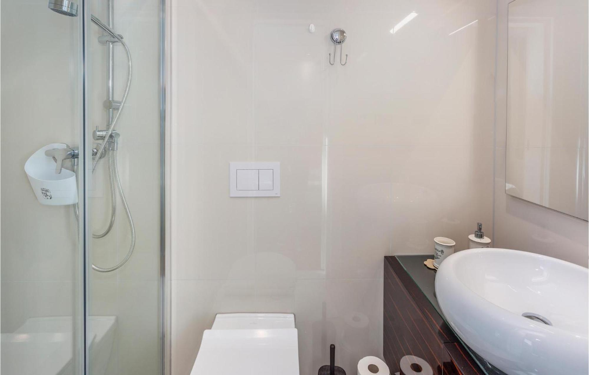 Stunning Apartment In Malinska With Kitchen エクステリア 写真