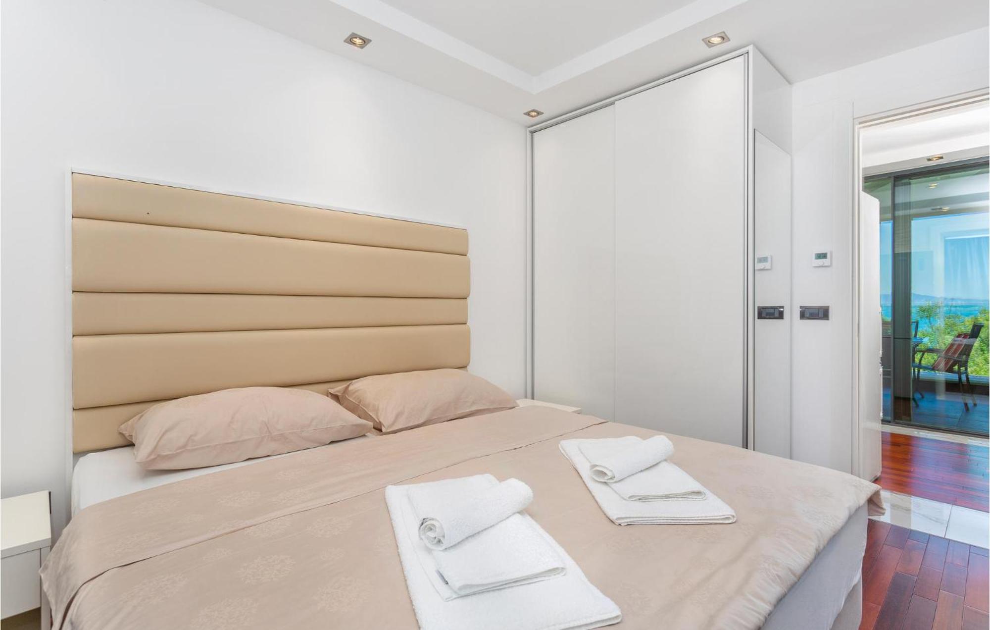 Stunning Apartment In Malinska With Kitchen エクステリア 写真