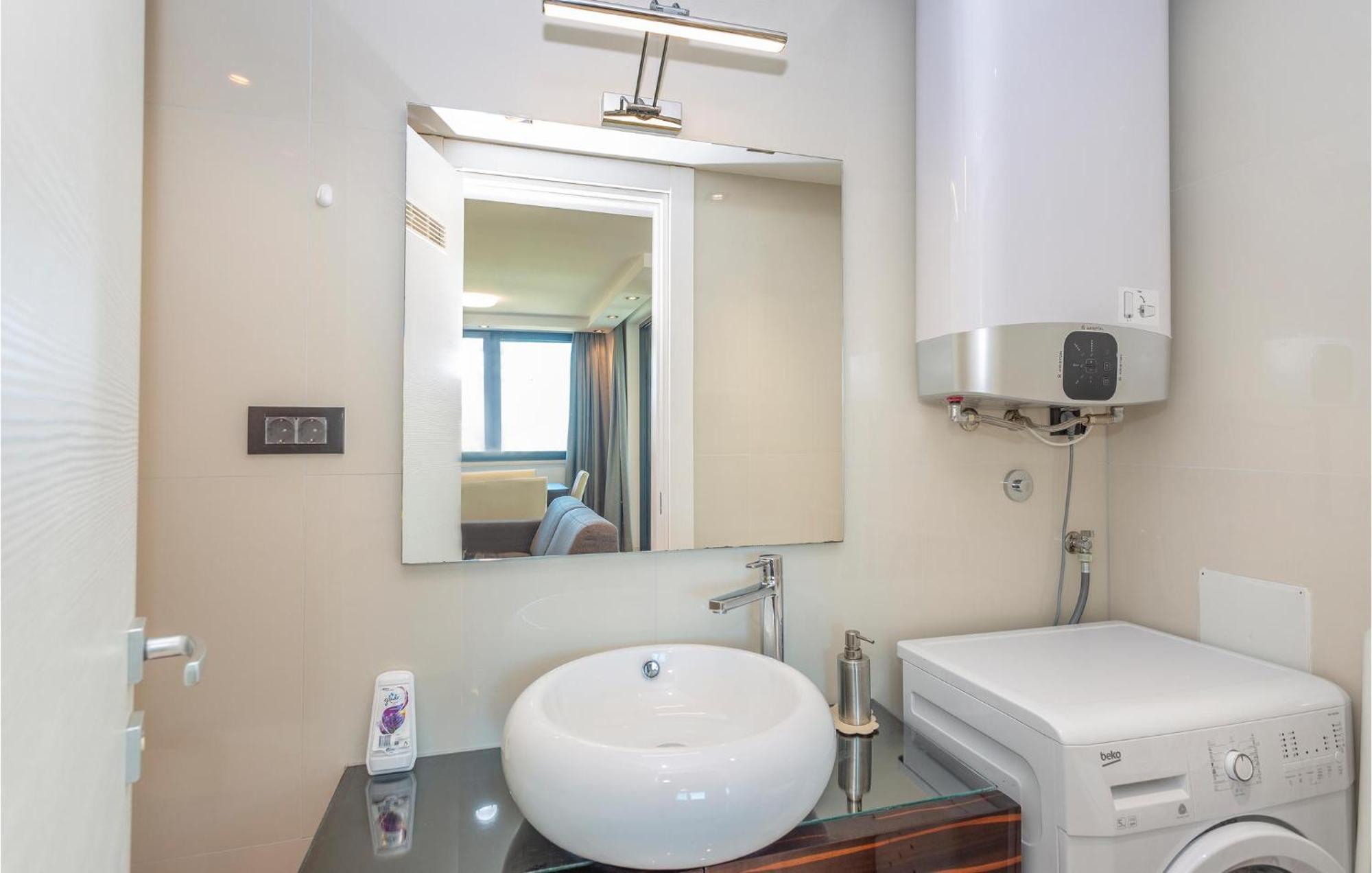 Stunning Apartment In Malinska With Kitchen エクステリア 写真