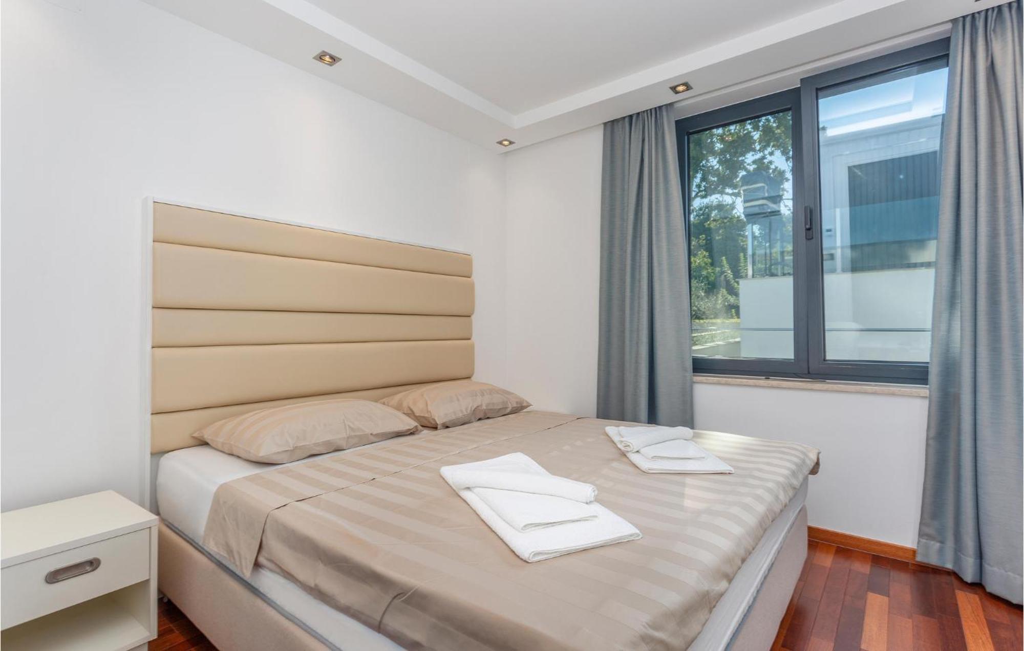 Stunning Apartment In Malinska With Kitchen エクステリア 写真