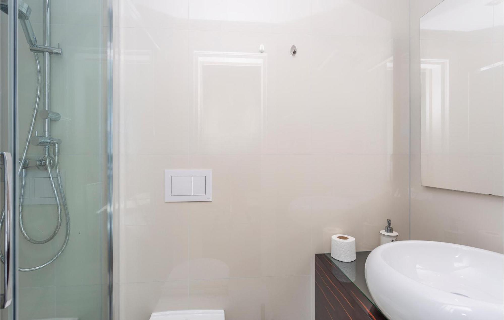 Stunning Apartment In Malinska With Kitchen エクステリア 写真