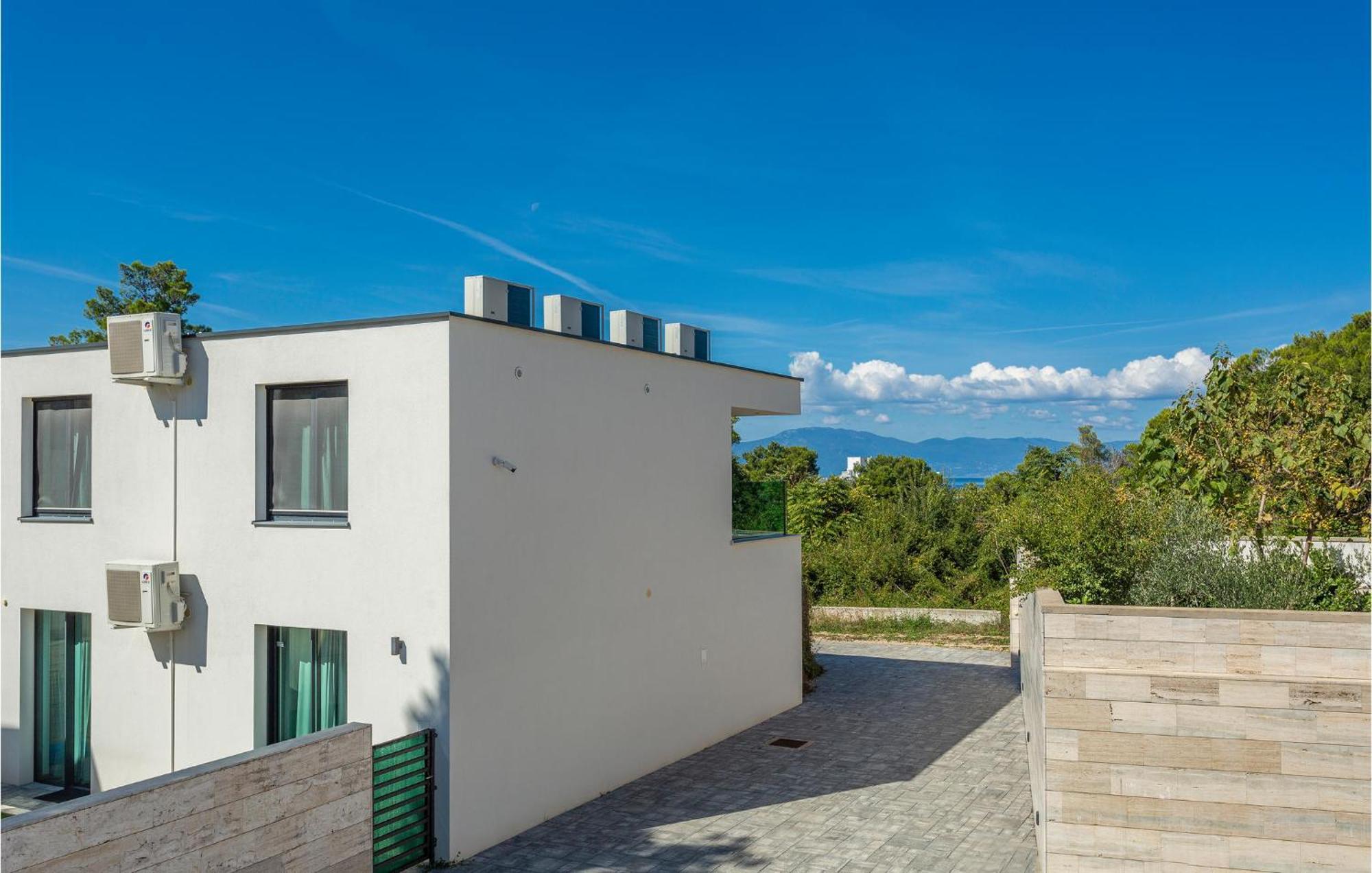 Stunning Apartment In Malinska With Kitchen エクステリア 写真