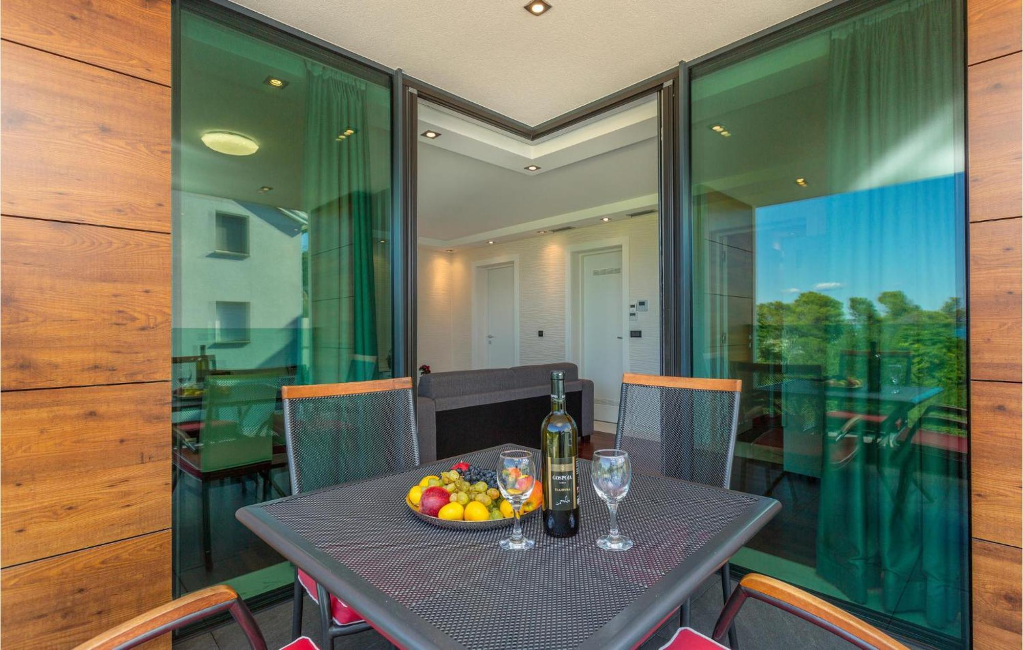Stunning Apartment In Malinska With Kitchen エクステリア 写真