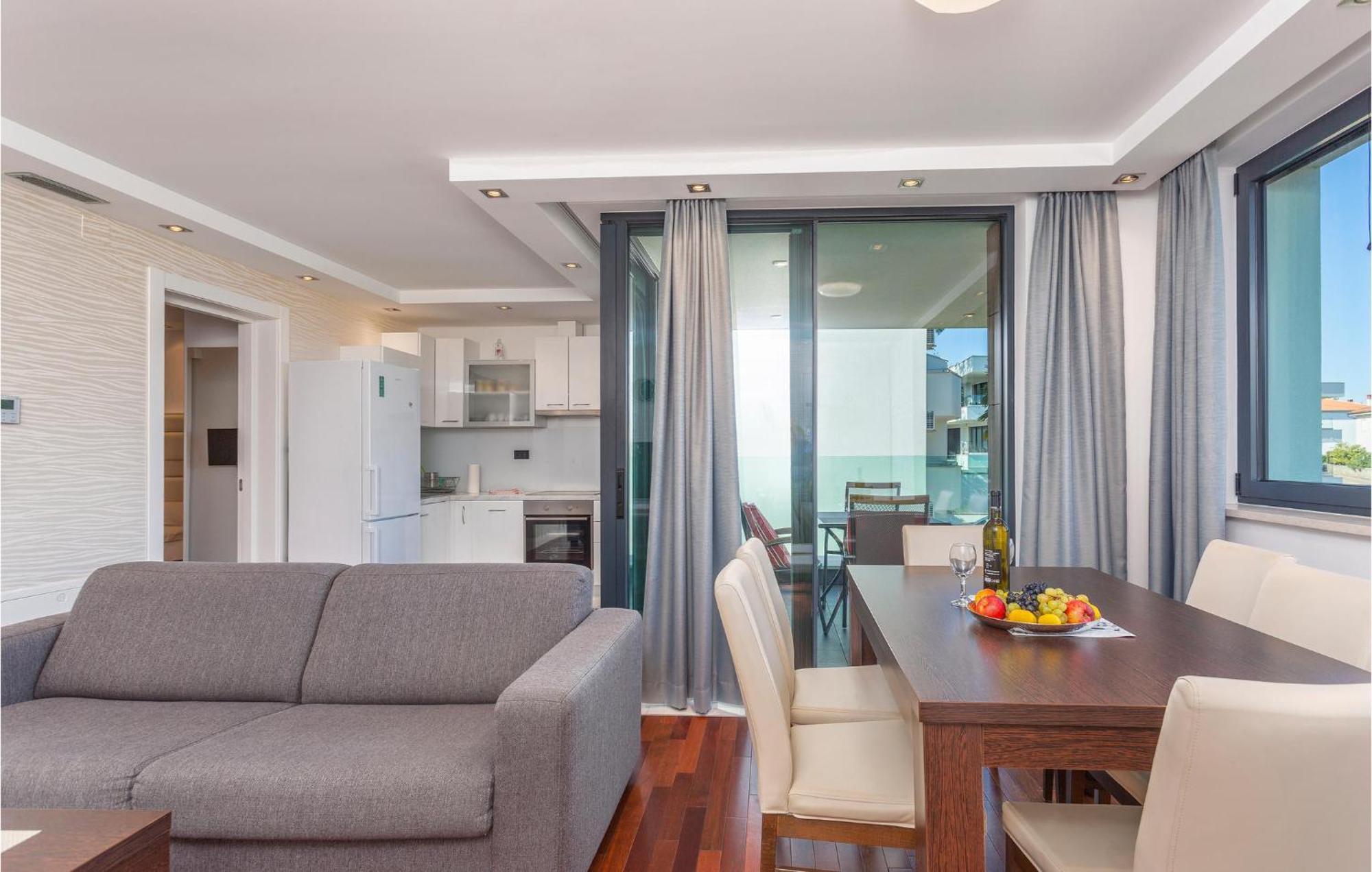 Stunning Apartment In Malinska With Kitchen エクステリア 写真