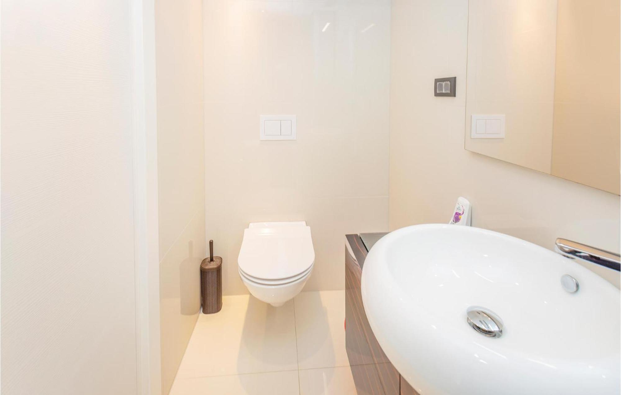 Stunning Apartment In Malinska With Kitchen エクステリア 写真